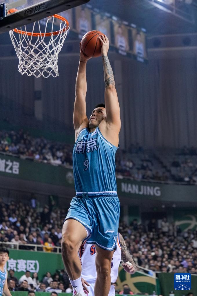 半场战报：博洛尼亚1-2克雷莫内塞，奥尔索利尼点射，瓦尔迪、帕耶罗破门（半场快讯：博洛尼亚1-2暂落后克雷莫内塞，奥尔索利尼点球命中，瓦尔迪与帕耶罗进球）