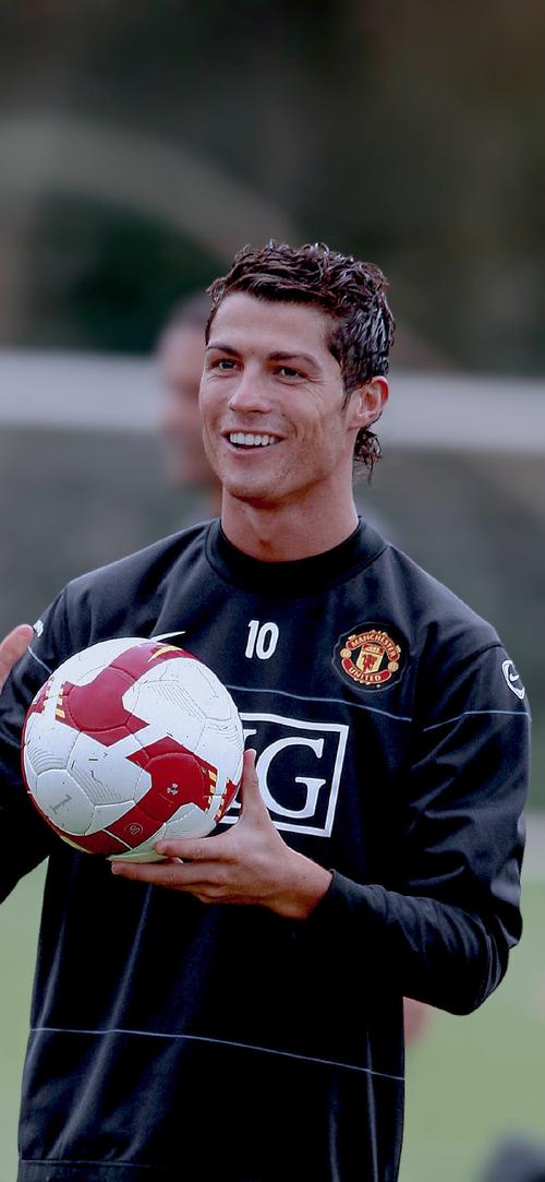 孙兴慜重返北伦敦揭幕壁画并与球迷告别（孙兴慜回归北伦敦出席壁画揭幕，向球迷告别）