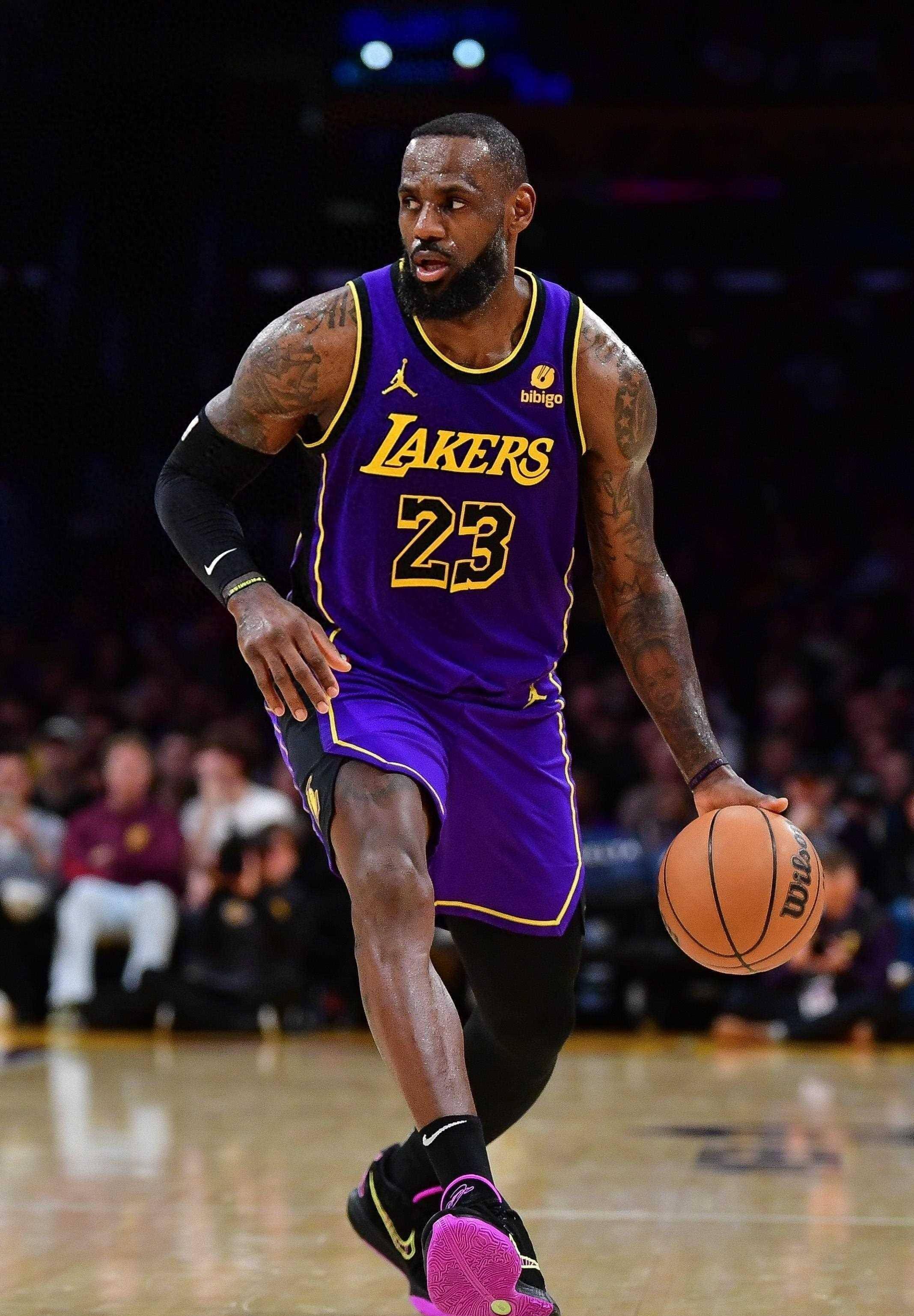 NBA最佳阵容公布：詹姆斯入选,（NBA官方公布年度最佳阵容，詹姆斯入选）