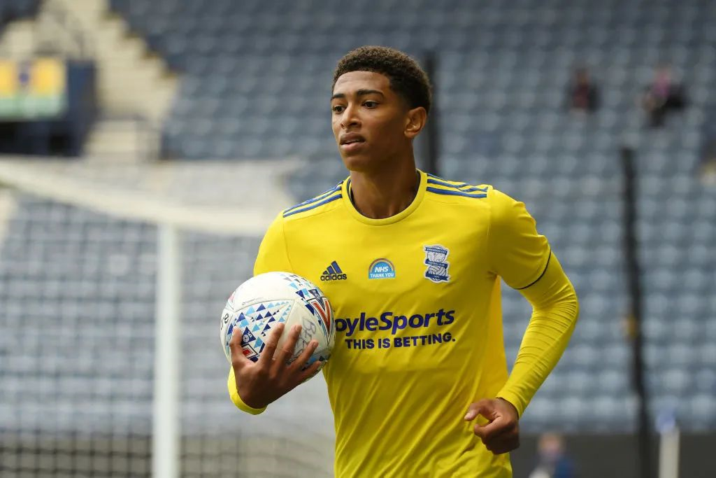 拜仁将创下德甲44轮连续领跑纪录，打破自己1973年创造的纪录（拜仁将以德甲连续44轮占据榜首，刷新1973年队史纪录）