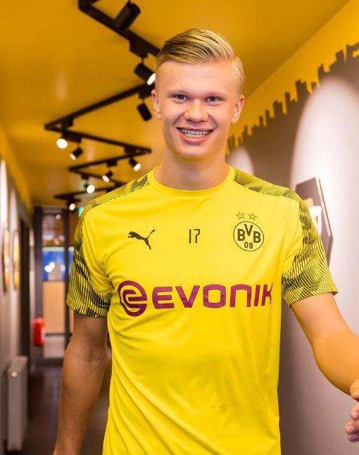 伊涅斯塔造访巴萨基地，与佩德里、费尔明、亚马尔合影