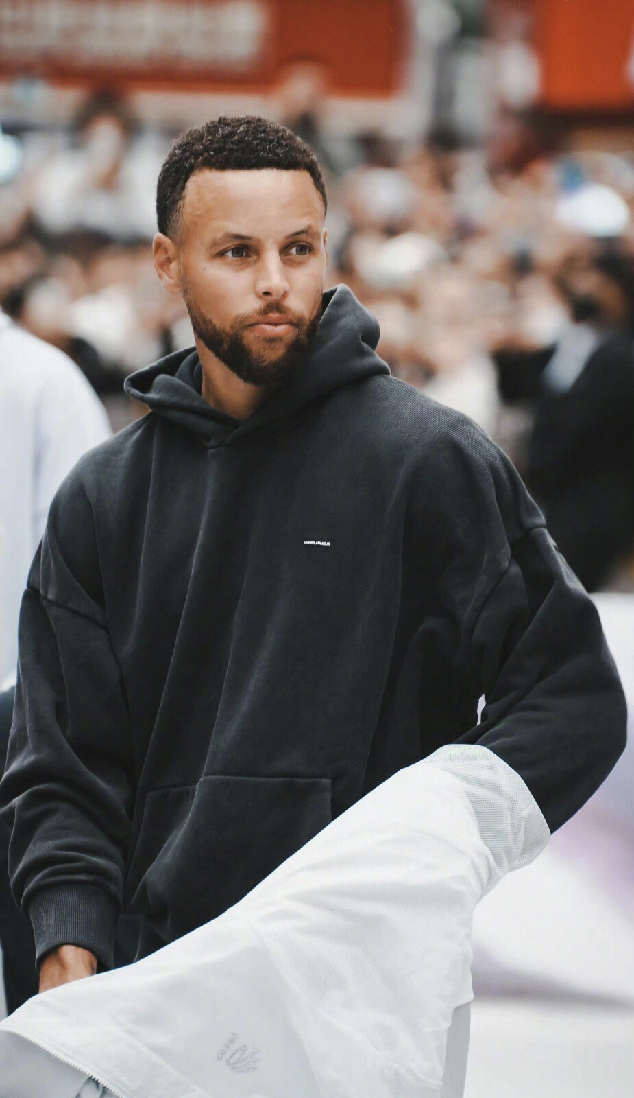 比赛第23圈，诺里斯追赶角田时四轮出白线，被赛会记录。（第23圈，诺里斯追角田时四轮越过白线，遭赛会记录）