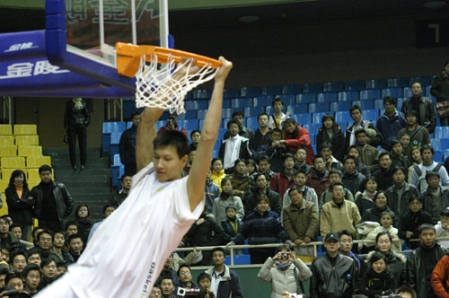 萨里：建议把VAR设备放的离替补席远一点，裁判需要冷静判断（萨里呼吁将VAR设备与替补席保持更大距离，裁判需冷静作出判罚）