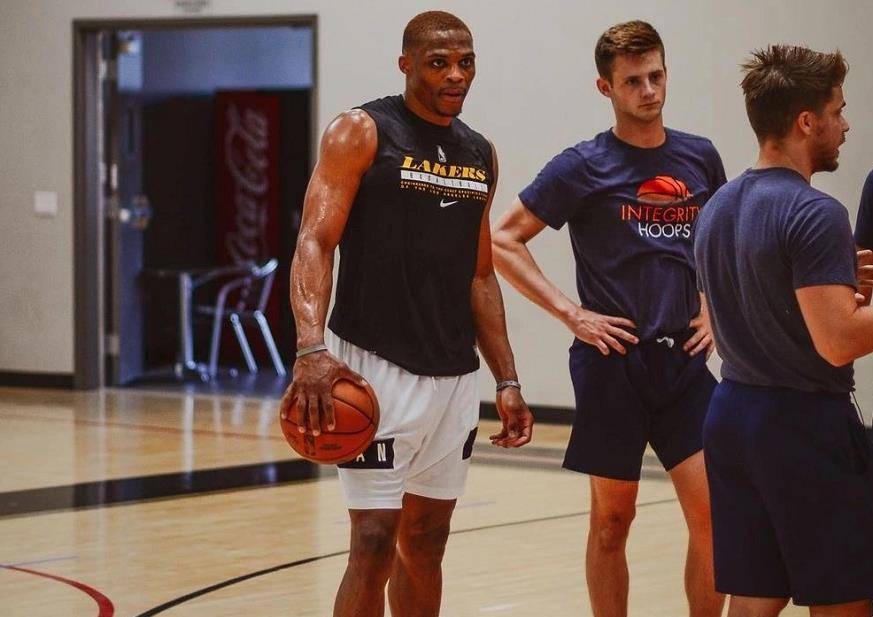 梅西：我在巴萨踢了一辈子球，却没能以我想象的方式告别（梅西：效力巴萨一生，却未能以理想方式告别）