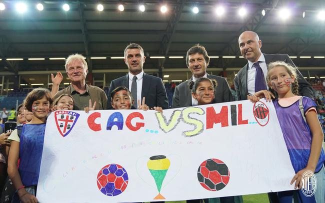 何冲找陈若琳陈芋汐教女儿跳水（何冲请陈若琳、陈芋汐指导女儿跳水）