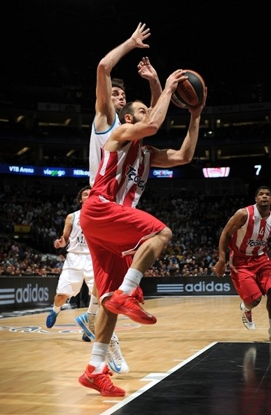 安东尼：梅西是我的偶像和标杆；拒绝拜仁还因我孩子喜欢西班牙（安东尼自述：梅西是偶像与标杆，拒绝拜仁也因孩子爱西班牙）